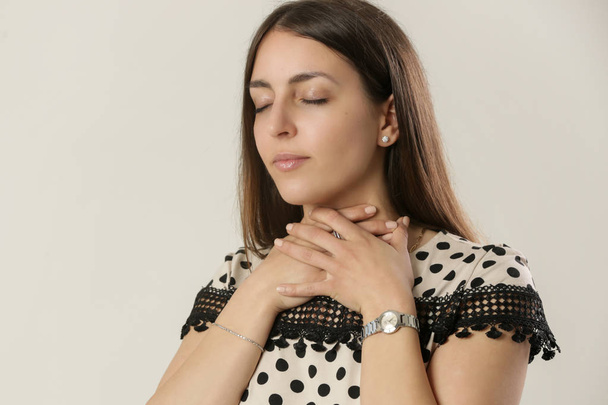 Studioporträt einer schönen Frau mit Halsschmerzen - Foto, Bild