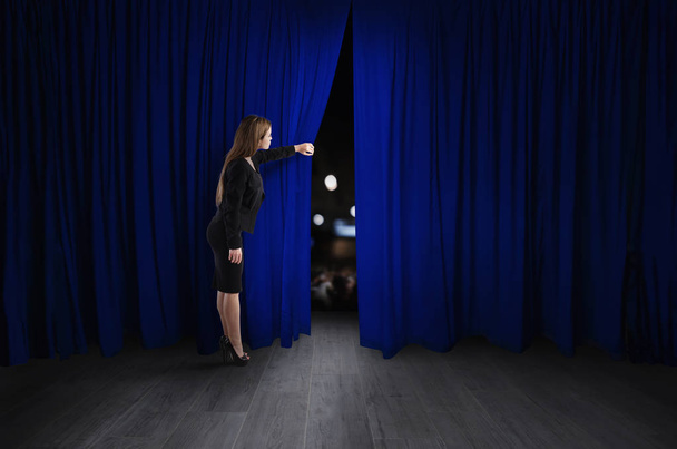 Mujer abierta cortinas azules del escenario del teatro
 - Foto, imagen