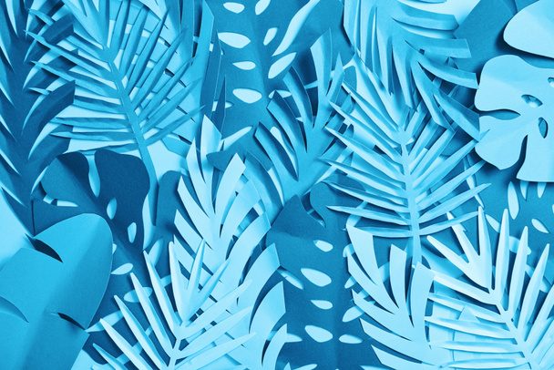 modello senza soluzione di continuità di carta esotica blu foglie di palma tagliate su sfondo blu con spazio copia
 - Foto, immagini