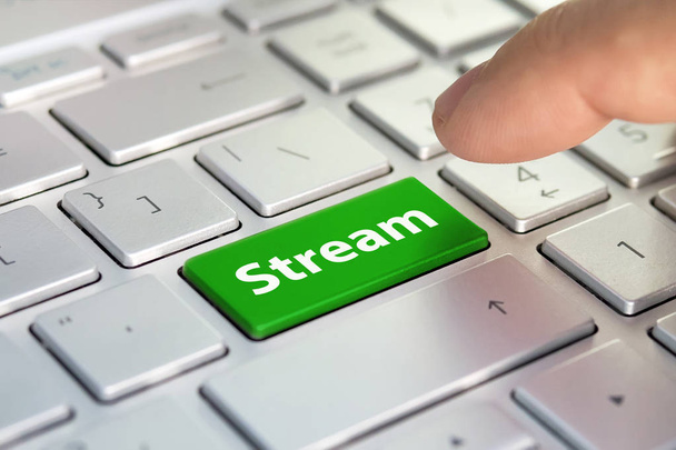 Close-up weergave op conceptuele toetsenbord-streaming groene sleutel. gevaar woord op computer toetsenbord knop. Vinger drukt op de kleur knop op het grijze toetsenbord - Foto, afbeelding