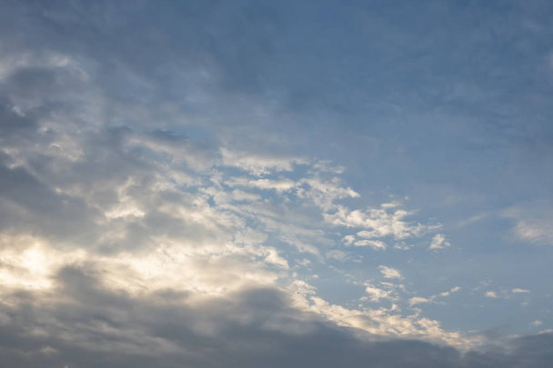 movimientos de aire en el cielo en tiempo nublado
 - Foto, imagen