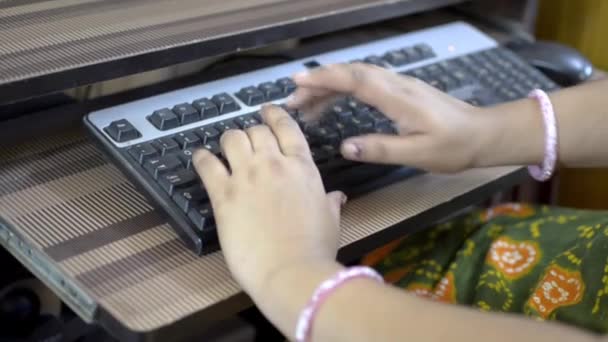 Kobieta wpisując na klawiaturze komputera stacjonarnego z bliska górnej stronie widok tylko ręce widoczne - Materiał filmowy, wideo