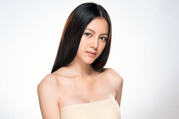 Belle jeune femme asiatique avec une peau propre et fraîche, - Photo, image