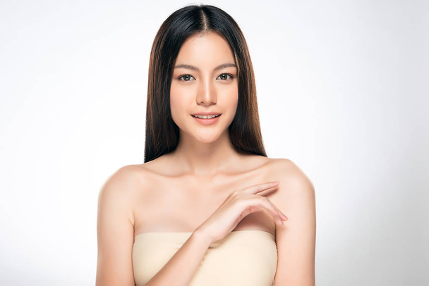 Beautiful Young Asian Woman with Clean Fresh Skin, - Foto, imagen