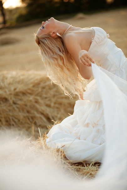 Beautiful bride - Fotó, kép