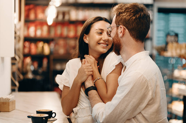 Liefdevolle paar in een koffieshop - Foto, afbeelding