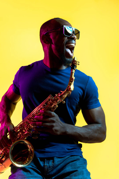 Young african-american jazz musician playing the saxophone - Foto, Imagem