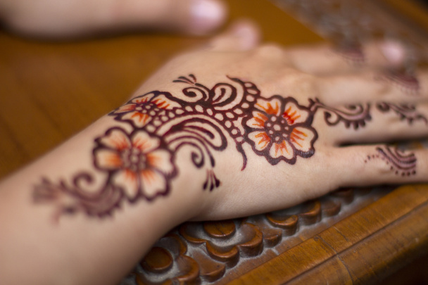 mão feminina com henna, vista de perto
 - Foto, Imagem
