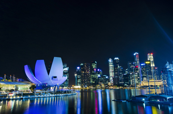 シンガポール市、夜の時間でスカイライン シーン - 写真・画像