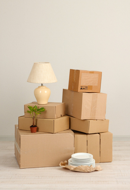 Moving boxes on the floor in empty room - Фото, изображение