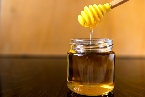 Honig im Glas mit Löffel - Foto, Bild