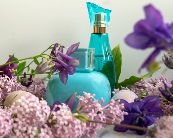 紫色のリリアックの花を持つ香水の瓶 - 写真・画像