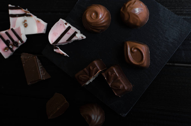 chocolate candies in the different forms and taste - Foto, afbeelding