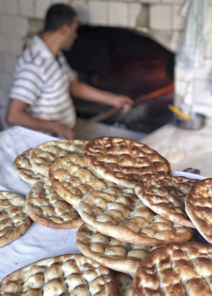 ラマダンのためにトルコのピタパンを準備するパン屋 - 写真・画像