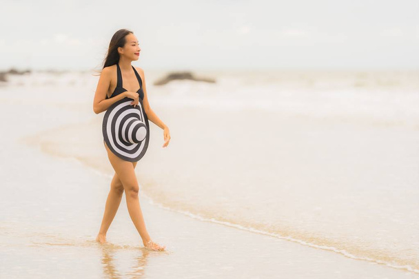 Muotokuva kaunis nuori aasialainen nainen käyttää bikineitä rannalla se
 - Valokuva, kuva
