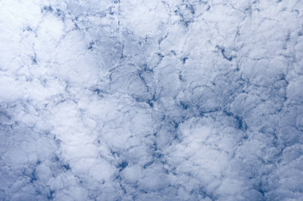 Τα λευκά σύννεφα μαζεύονται στο φόντο του γαλάζιου ουρανού - Φωτογραφία, εικόνα
