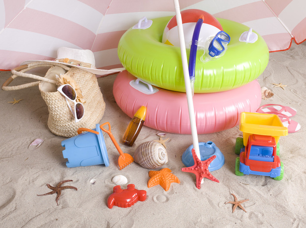 Beach umbrella and necessary articles for happy holidays in trop - Фото, изображение