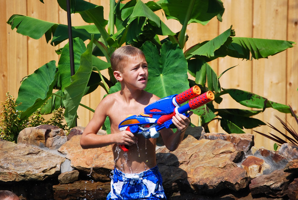su tabancası ile genç çocuk - Fotoğraf, Görsel