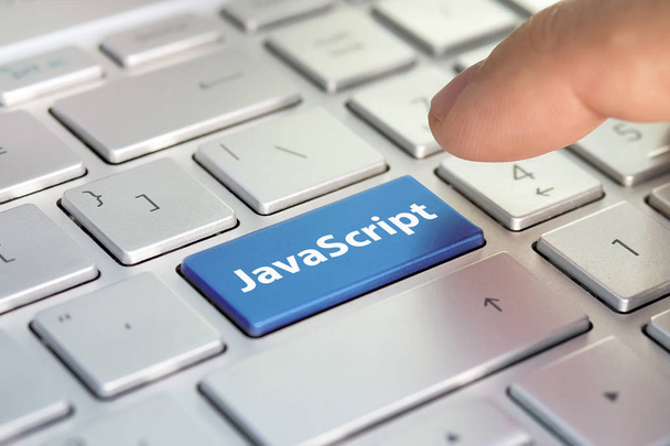JavaScript-computertaal. schrijven op knop modern van grijze laptop. Vinger op de knop drukt. Programmeur voor werk. - Foto, afbeelding