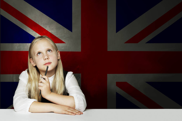 Angol koncepció. Gondolkodó gyermek lány diák ellen, az Egyesült Királyság zászlaja - Fotó, kép