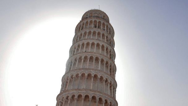 ピサの塔の眺め - 明るい光 - 写真・画像