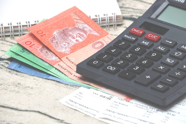 Калькулятор з малазійським валютою і квитанцією. Економіка та бізнес-концепція - Фото, зображення