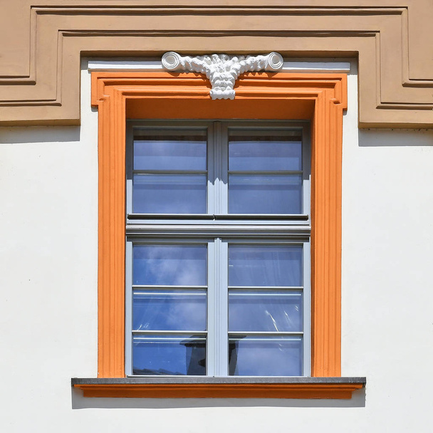 Egy régi épület ablakából. Old Wroclaw, 2019. - Fotó, kép