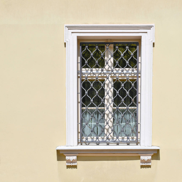 Ikkunassa on muinaisen rakennuksen ristikko. Vanha Wroclaw, 2019
. - Valokuva, kuva