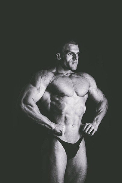 masculino mostrando músculos
 - Foto, Imagem