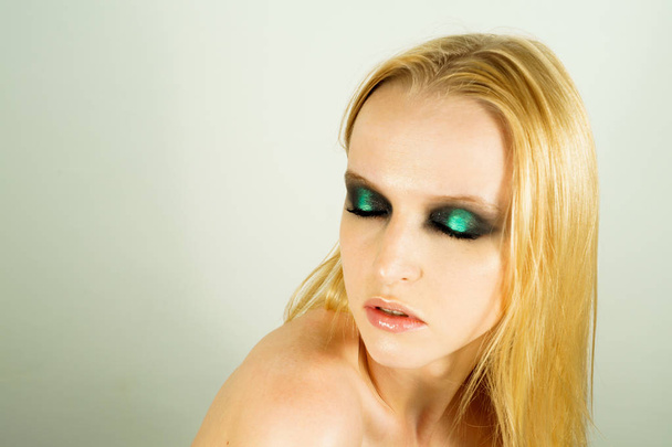 Maquillaje con sombras verdes
 - Foto, Imagen