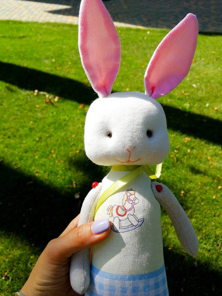 іграшковий кролик в руках мами
 - Фото, зображення