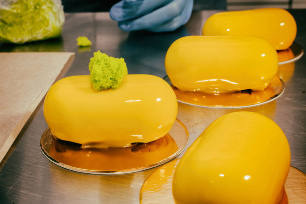 Preparación de pasteles amarillos
 - Foto, Imagen