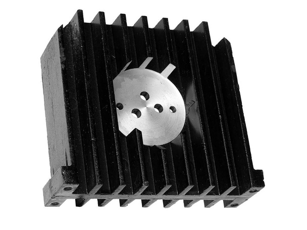 Un disipador de calor negro para un transistor sin arandela (side-t
 - Foto, imagen
