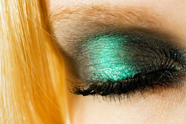 Oog make-up met groene schaduwen - Foto, afbeelding