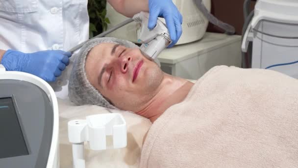 Hombre guapo recibiendo procedimiento rejuvenecedor en la clínica de cosmetología
 - Imágenes, Vídeo
