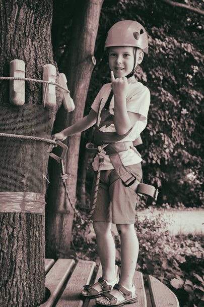 Το αγόρι ανεβαίνει ένα πάρκο κρεμαστό - Φωτογραφία, εικόνα