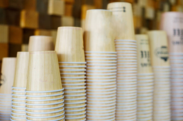 багато одноразових чашок для кави
 - Фото, зображення