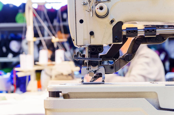 пил на механізмі промислової швейної машини
 - Фото, зображення