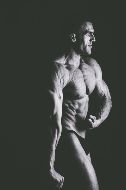 masculino mostrando músculos
 - Foto, Imagem