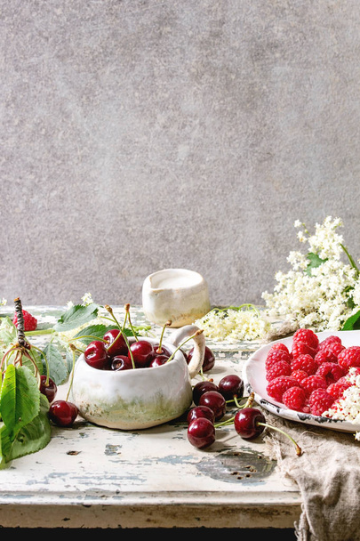 Fresh cherry and raspberry berries - Valokuva, kuva