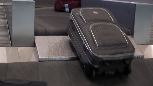 Různé kufry na zavazadlové dopravníkové pásy v letištním terminálu. - Záběry, video