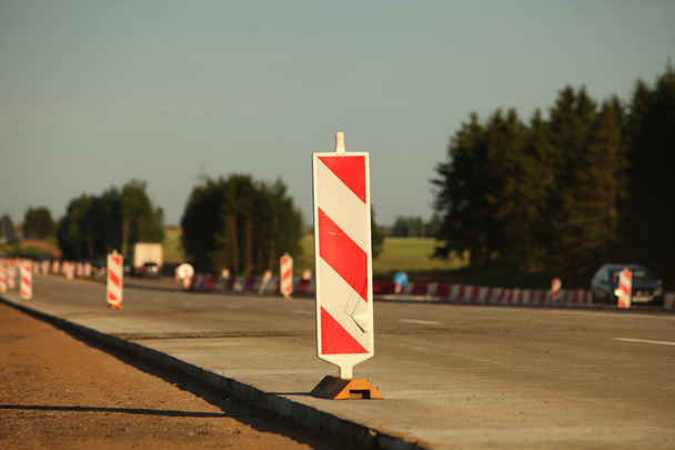 Bau der Straße der modernen Hochgeschwindigkeits-Autobahn aus Beton. - Foto, Bild