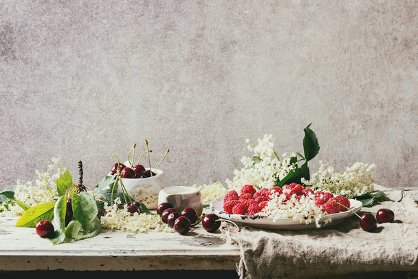 Свіжі вишні та малинові ягоди
 - Фото, зображення