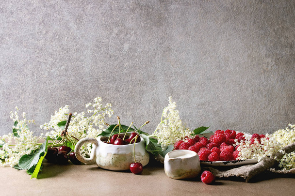 Fresh cherry and raspberry berries - Фото, зображення