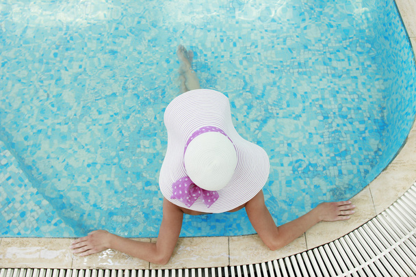 girl in a hat in the water pool - Fotografie, Obrázek