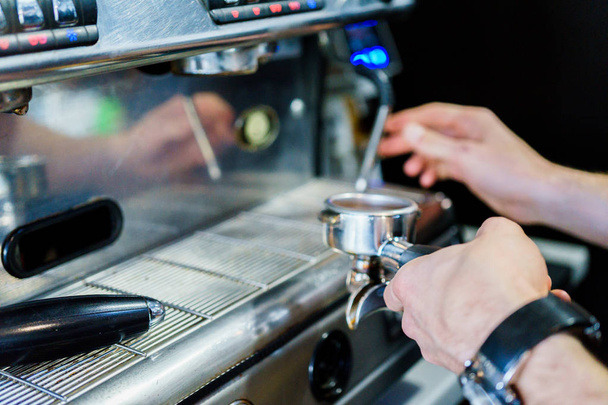 barman připravuje káva v automatu na kávu - Fotografie, Obrázek
