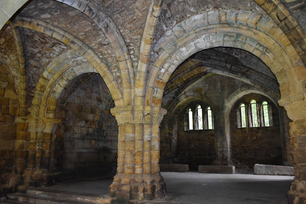 Kirkstall Abbey. A romos ciszterci kolostor, amely egy nyilvános parkban helyezkedik el. Úgy alakult c. 1152. - Fotó, kép