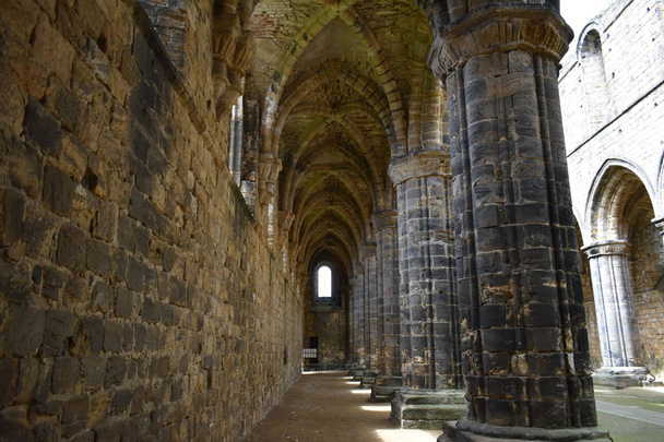 Kirkstall Abbey.A bir kamu parkta yer alan sarnıç manastır, harap. Bu c.1152 kuruldu. - Fotoğraf, Görsel