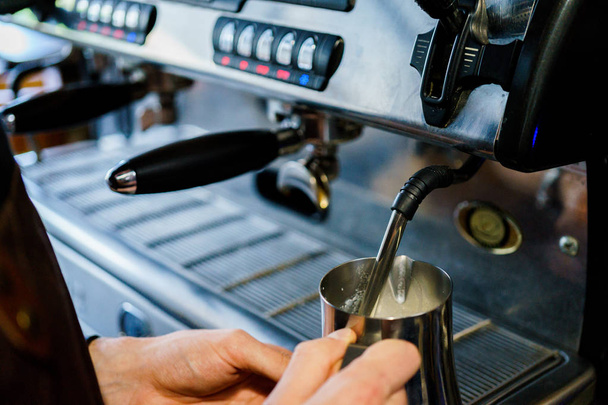 make coffee in the coffee machine - Фото, изображение