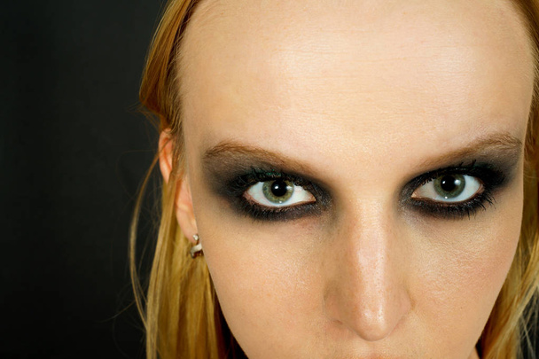 Eye makeup with green shadows - Foto, Imagen